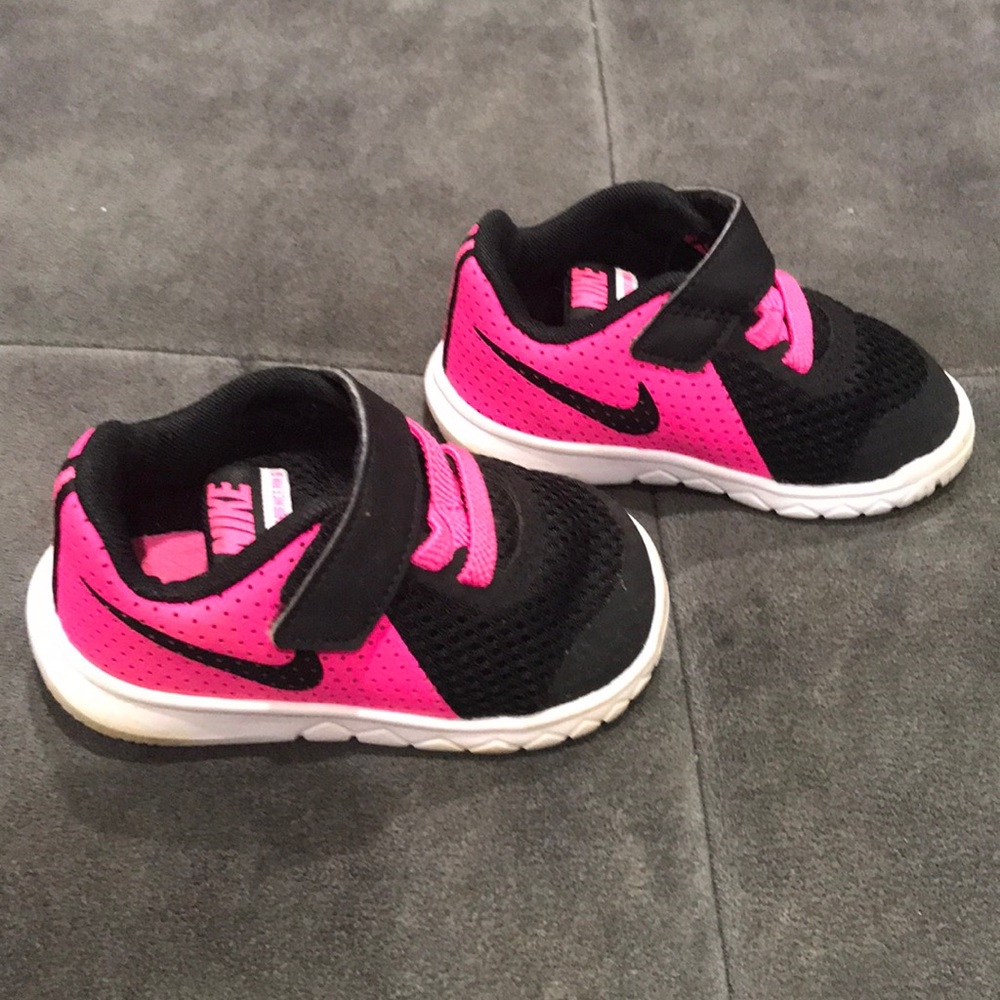 4c Toddler Nike pink and black